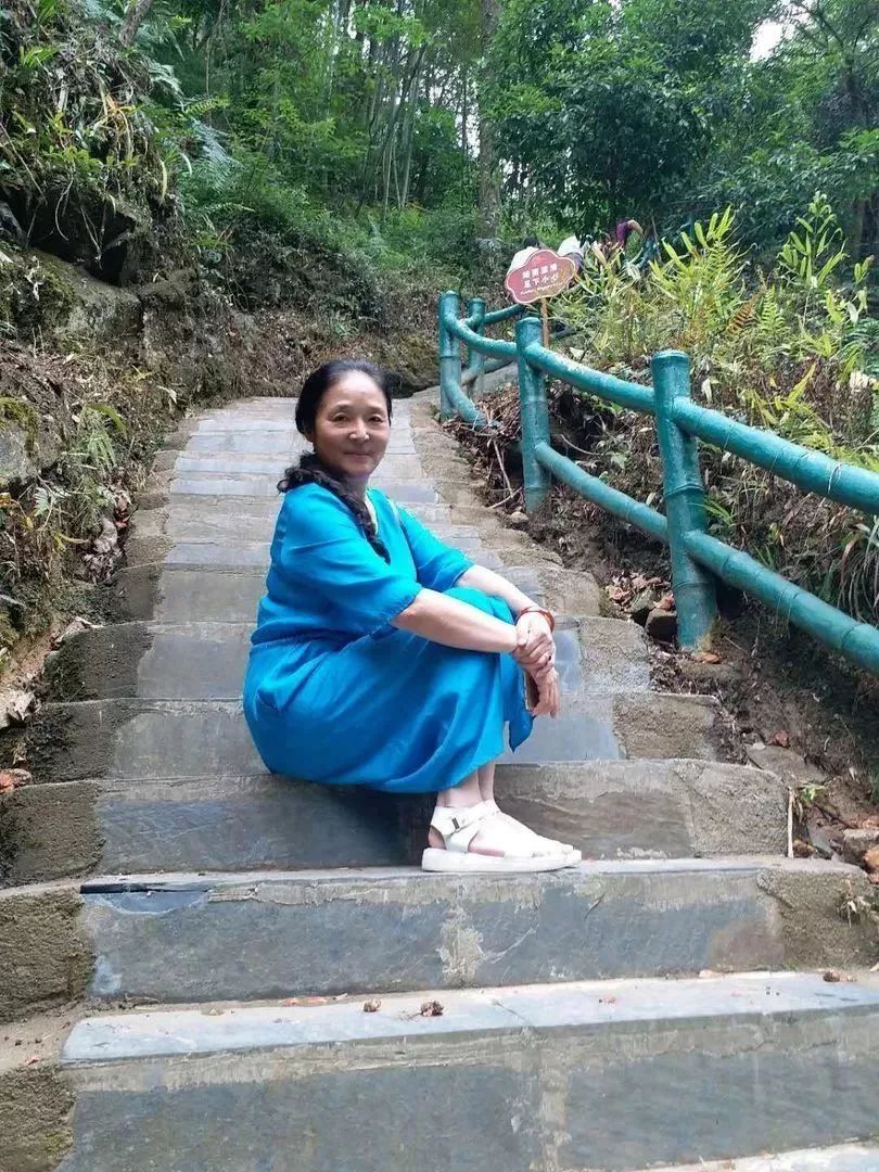 喜煞了！中国大妈外出旅游标准动作合辑！一招大雁南飞炫翻天！