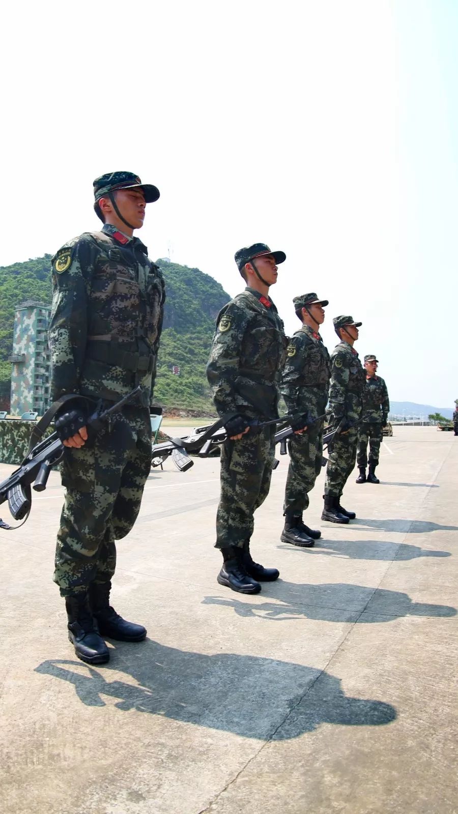 军人队列动作步法变换,单个军人队列动作口令下达教学