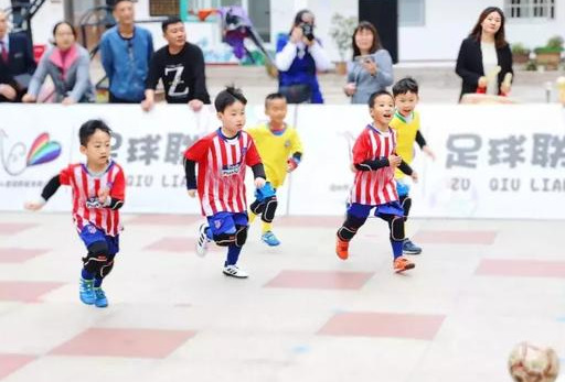 县直幼儿园举行足球嘉年华活动,信阳市中小学足球联赛