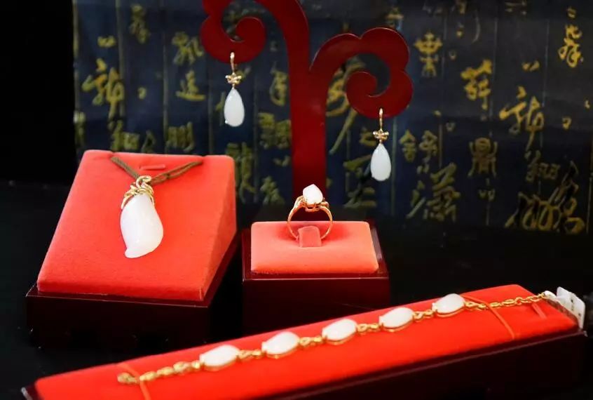 【双节钜惠】昌吉500个和田玉挂件免费送！和田玉低至三折起，进店即有好礼相赠！