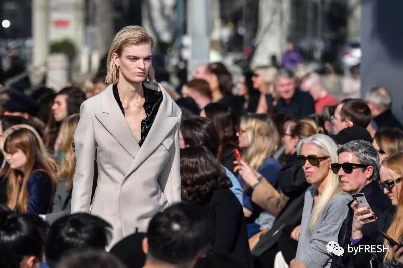 想成为一个富有的人,希望自己成为一个会赚钱的人