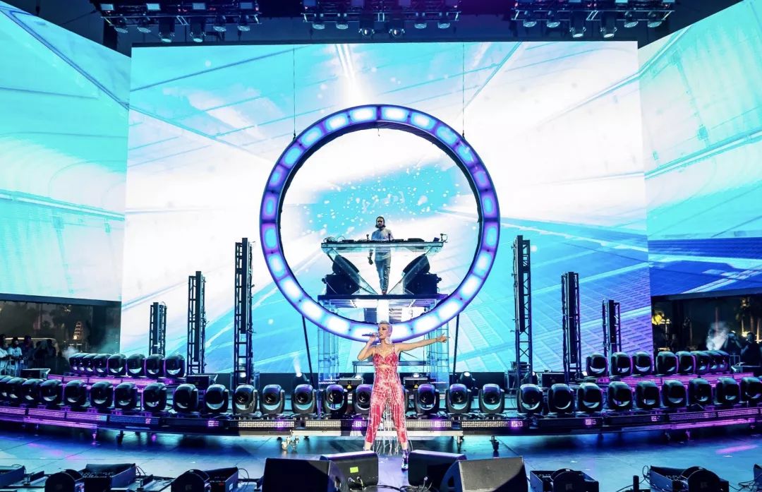 据说美国最骚的仔们都来这片沙漠里开趴