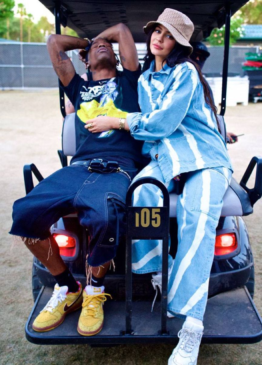 据说美国最骚的仔们都来这片沙漠里开趴