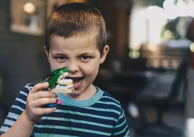 出门旅游坐飞机什么不能带,今年五一出行飞机和火车