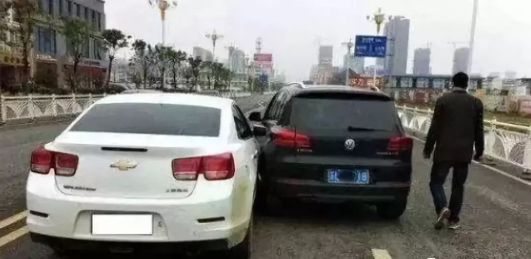 别人刮到你的车逃跑了怎么办？老司机教你两招，让对方乖乖跑回来