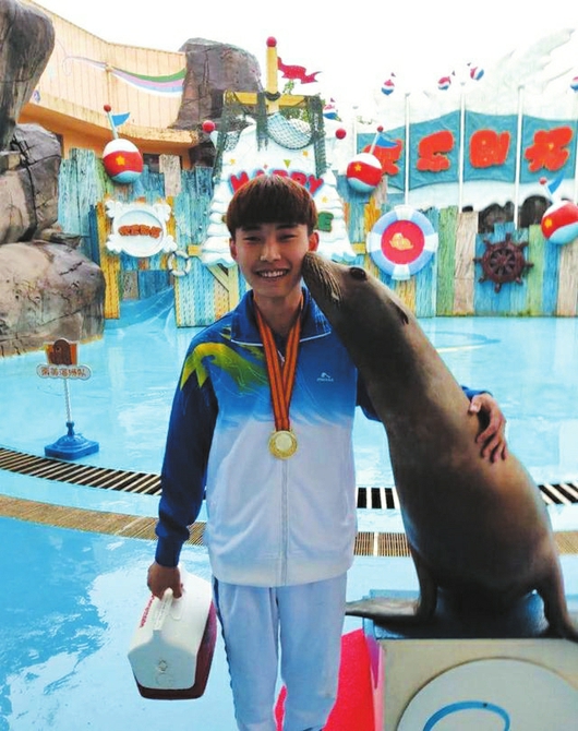 与海狮互动亲吻,亲吻海洋动物