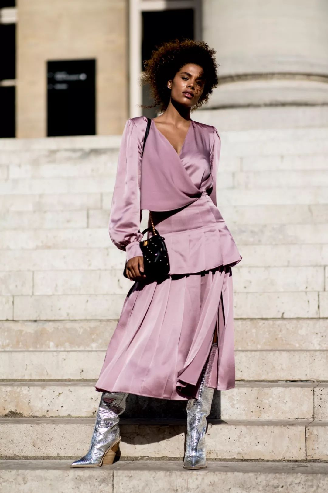 衬衫显瘦系法,衬衫最上面扣子太紧怎么办