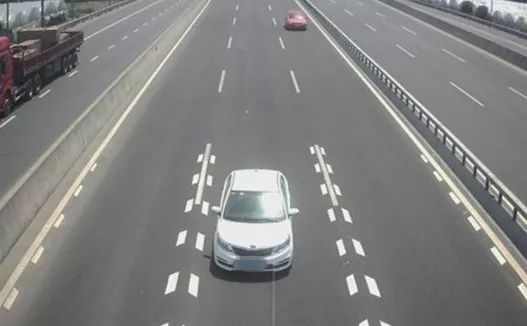 甬台温高速上，93年男子驾驶白色轿车挟持了一名年轻姑娘？！警方调查发现…