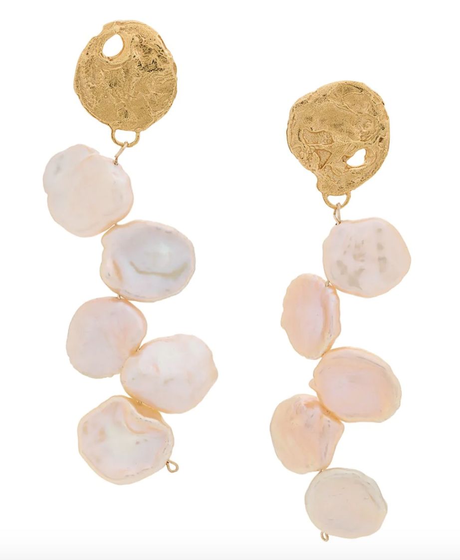 都在看MetGala的群魔乱舞，我却被哈卷的珍珠耳环给吸走！