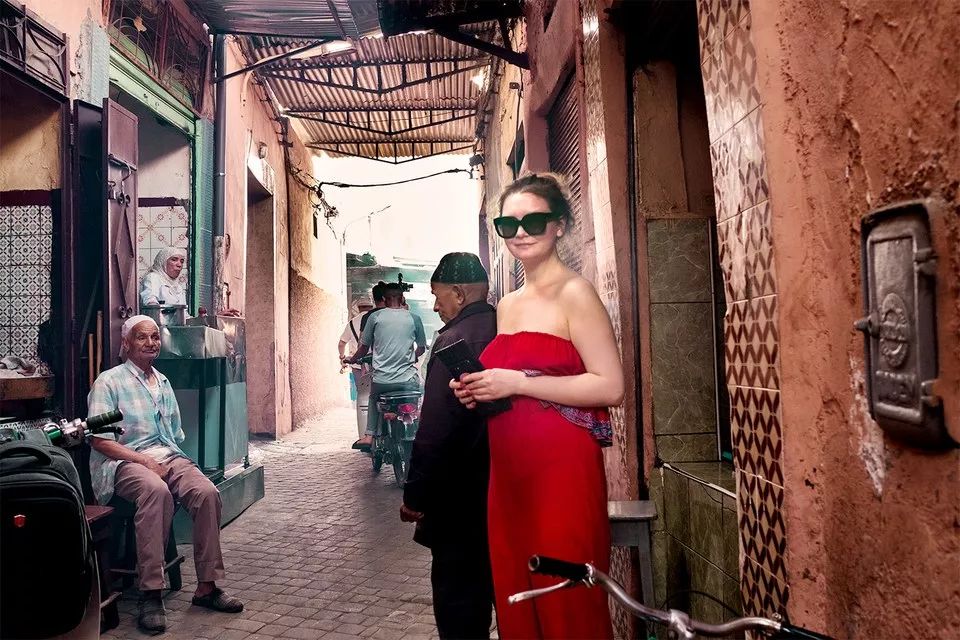 骗哭纽约上流圈,上被告席穿得像走秀,这位要被拍成美剧的假名媛终于被判刑了