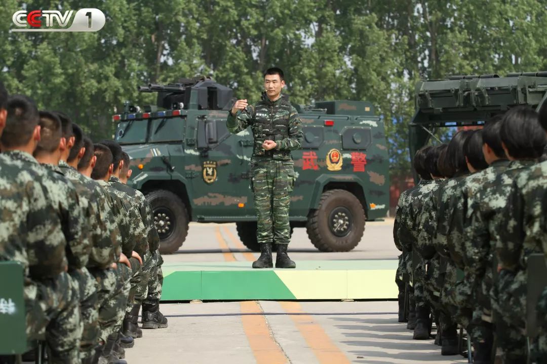 *击狙**“王中王”是怎样练成的？今晚十点半档，听*警武**猎鹰突击队特战三大队大队长王占军“开讲”！