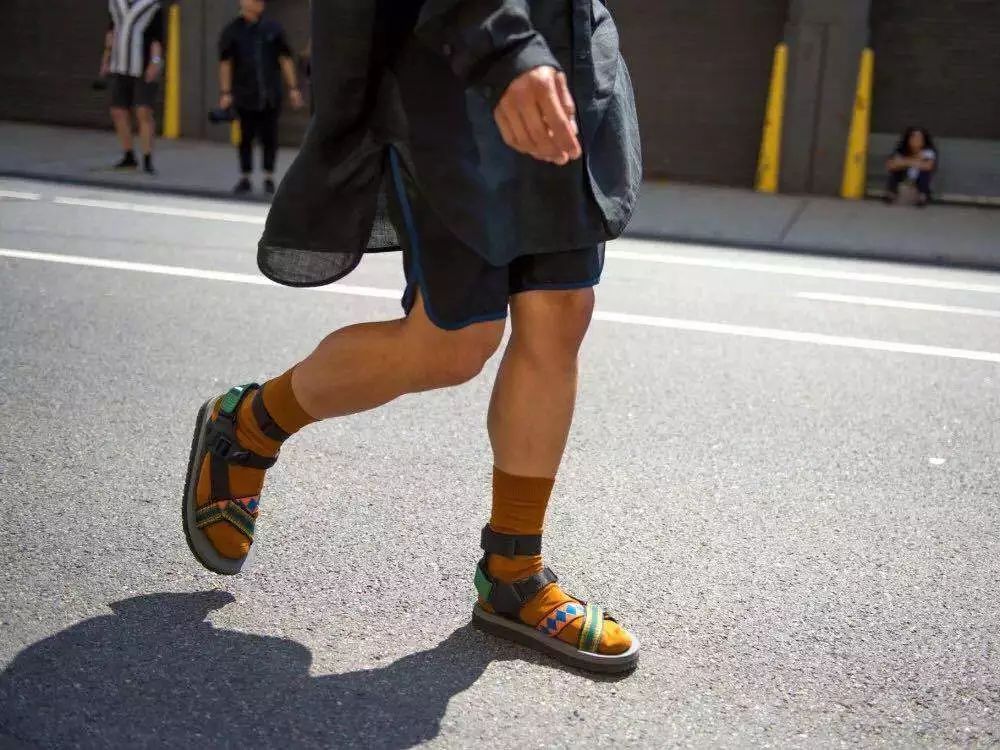 今年夏天这几款凉鞋真的美哭了,这个夏天让你美炸的凉鞋