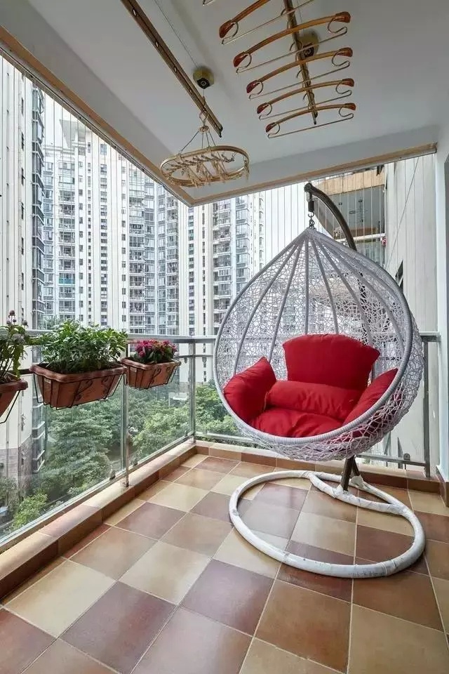 阳台晒衣服顺序,阳台上晒衣服的顺序有什么讲究吗