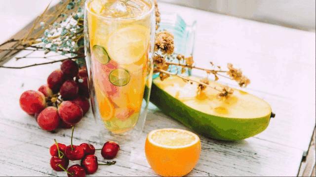 制作一杯很好喝的果汁,大家用榨汁杯榨好喝的果汁