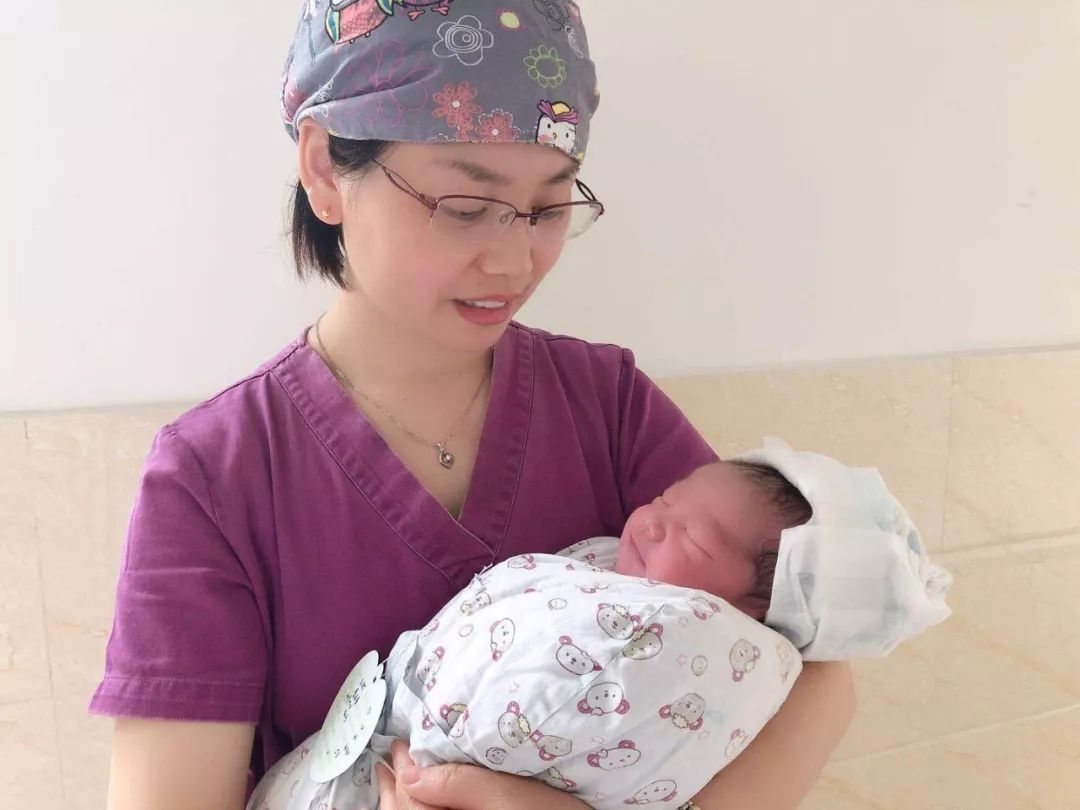 跨越四年,兄弟俩竟同是这位‘石头埠’的助产士接生的……