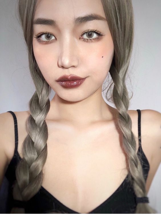 涂口红的女人是不是靠不住,涂口红女生太妖艳了