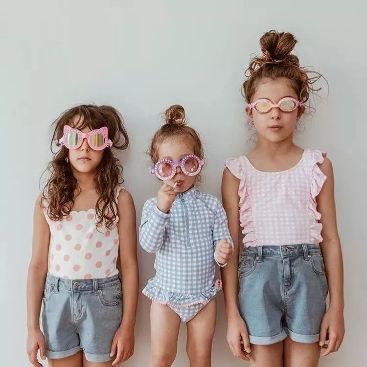 宝宝海边玩沙玩水,带娃最轻松方式莫过于挖沙