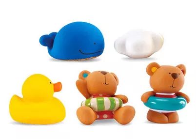 宝宝海边玩沙玩水,带娃最轻松方式莫过于挖沙