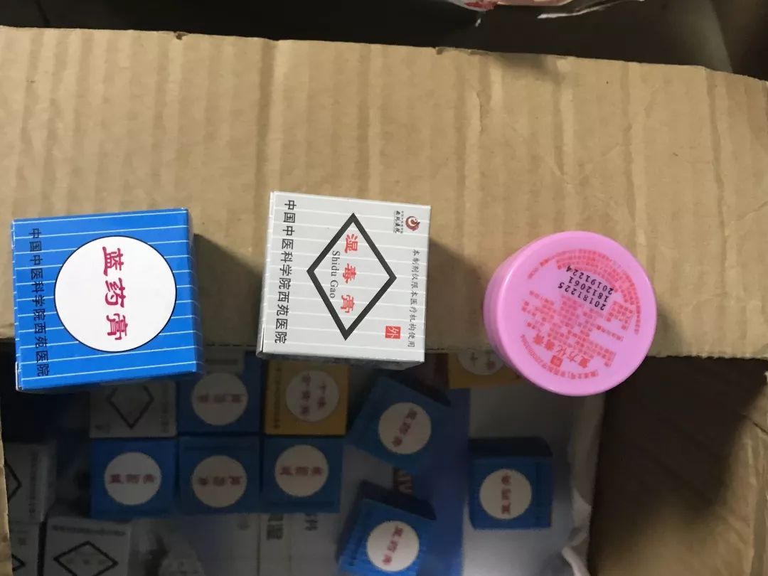 可恨！这对夫妻囤积“明星小药”再以5倍价格出售！拘！