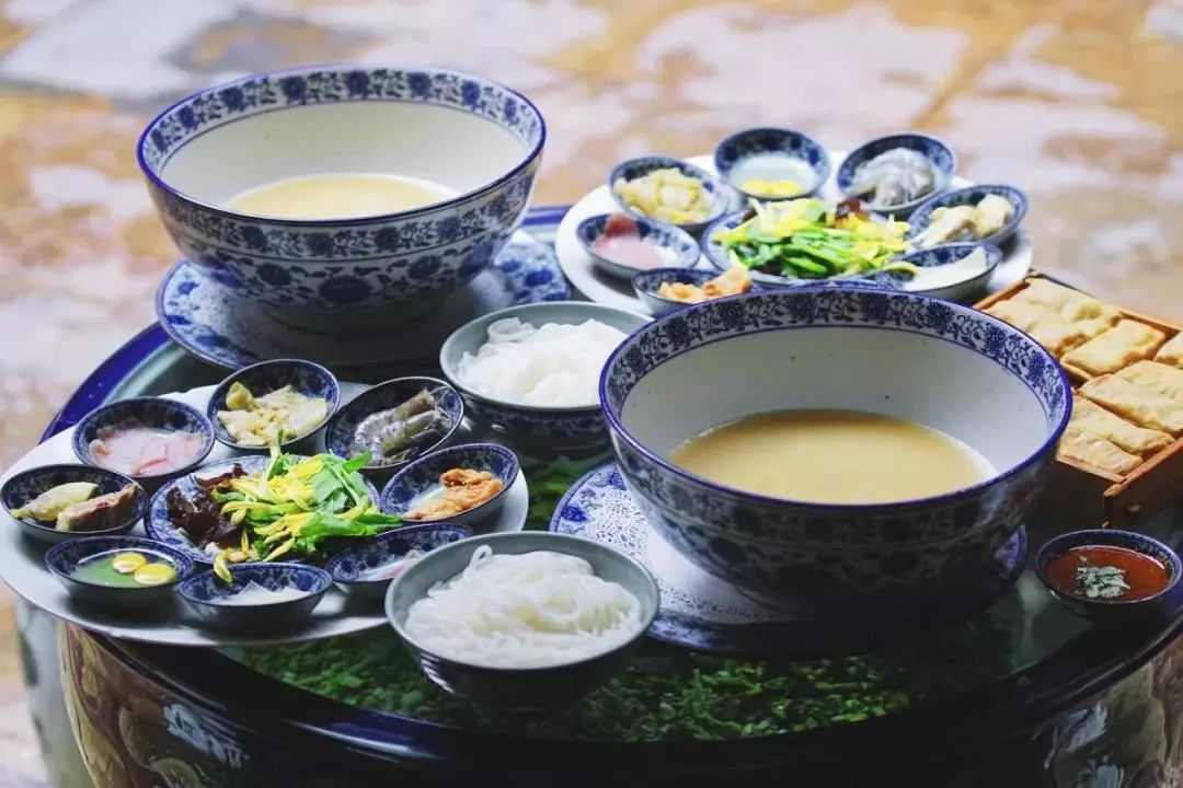 昆明吃过桥米线最好的地方,云南昆明潮玩店