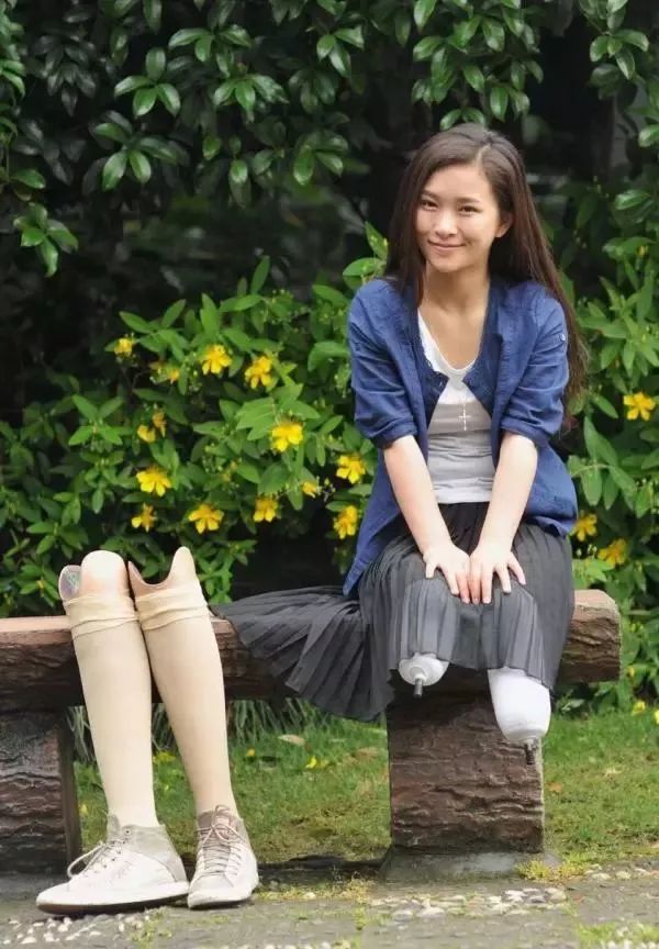 她地震中失去双腿,她在汶川地震失去双腿及女儿