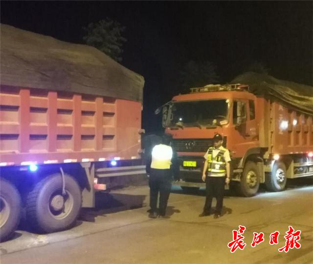 货车运输渣土,货车运渣土