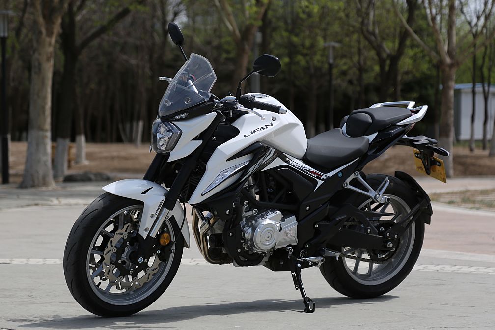 车评：24780元起，表现均衡易上手的双缸街车——KP350