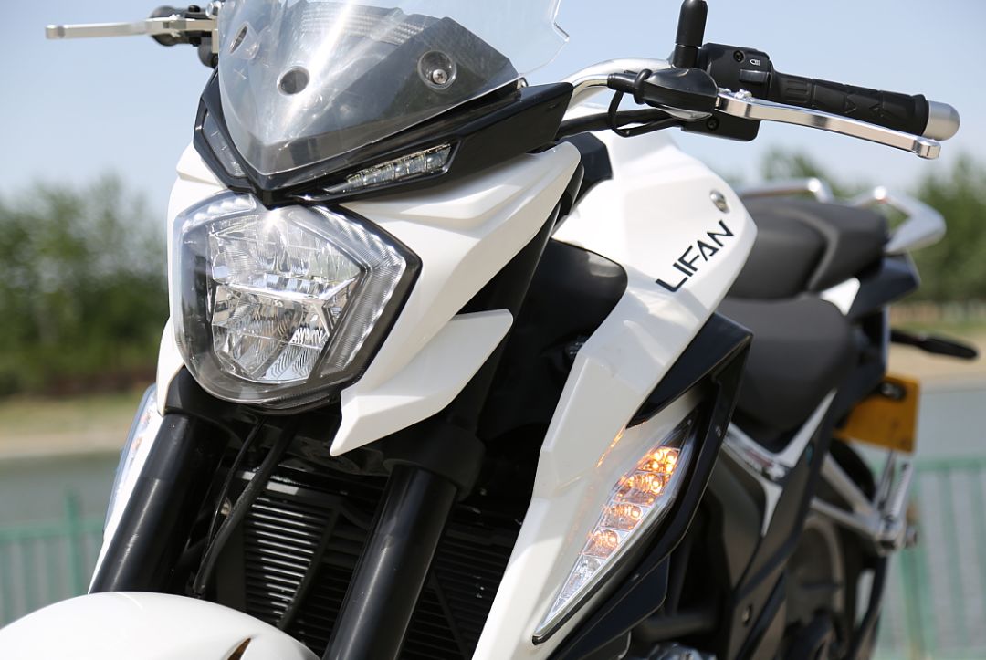 车评：24780元起，表现均衡易上手的双缸街车——KP350