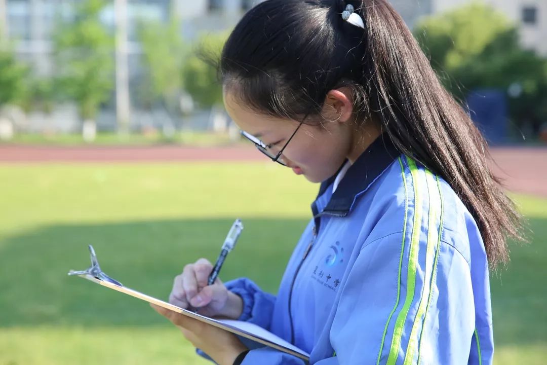 足球绕杆比赛,足球绕杆体育录像课