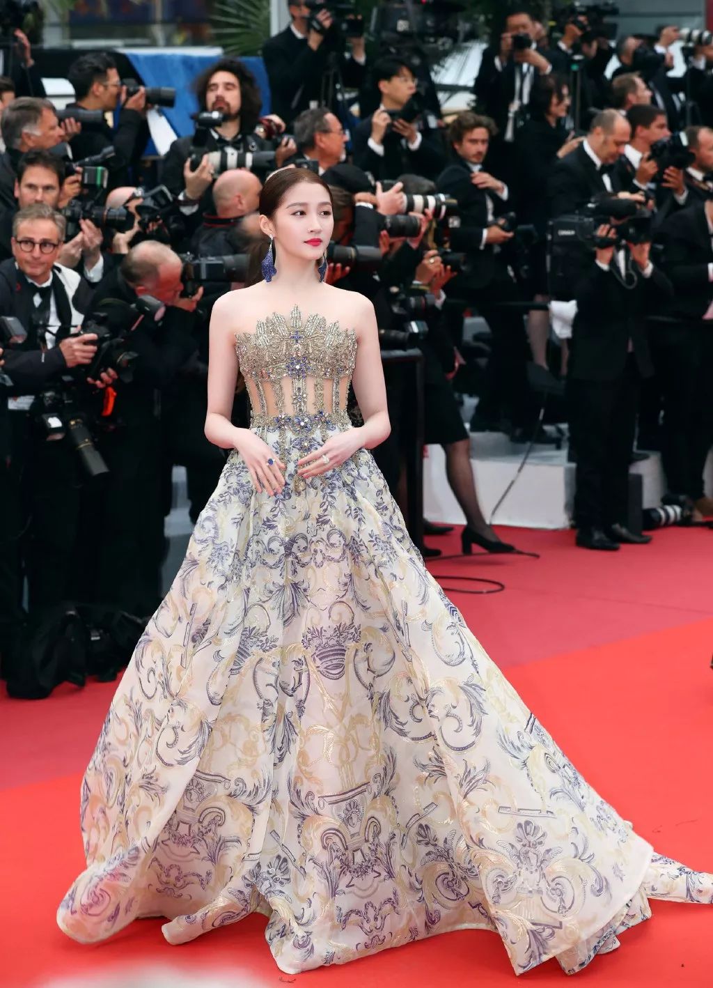 戛纳朱一龙入选作品,戛纳朱一龙白西装