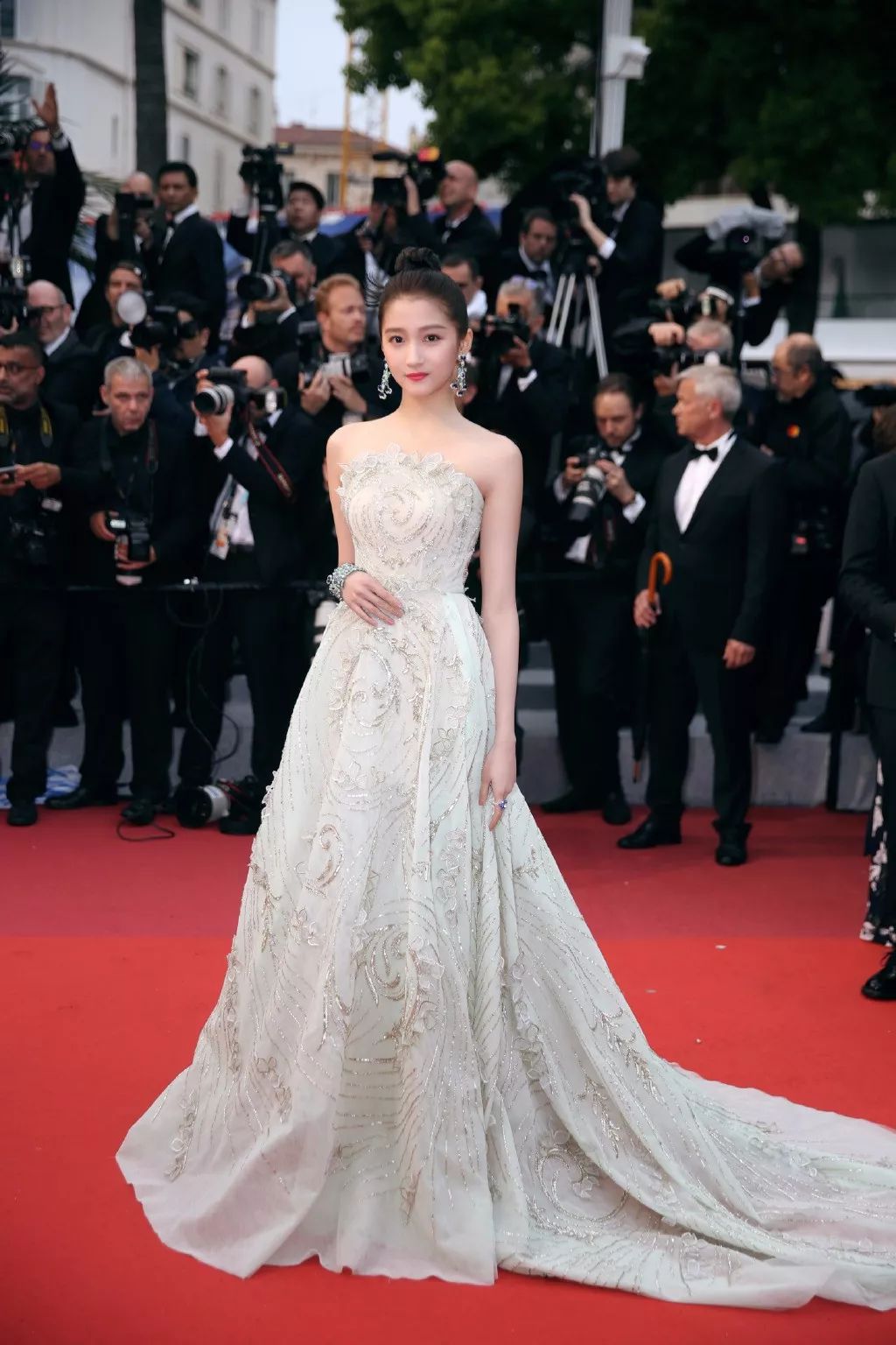 戛纳朱一龙入选作品,戛纳朱一龙白西装