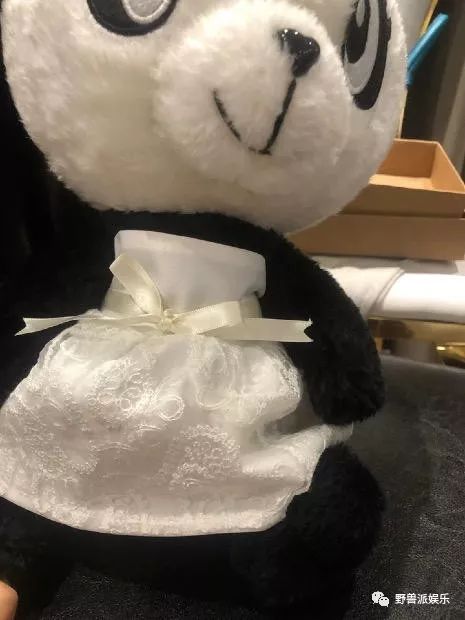 吴昕卖钟汉良礼物 (吴昕卖钟汉良礼物视频)