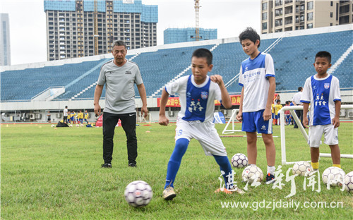 中国足球教练名宿,中国足球名宿辅导团新疆公益行