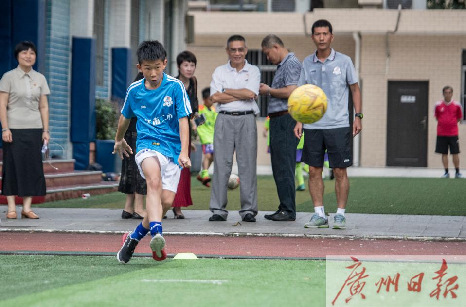 踢出“世界波”红遍全国的小学生是他！经常对着真人墙练任意球