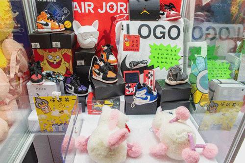 0.01元限量秒杀80枚娃娃机游戏币，AJ、Champion...带你探秘这家满是潮牌的娃娃机店！