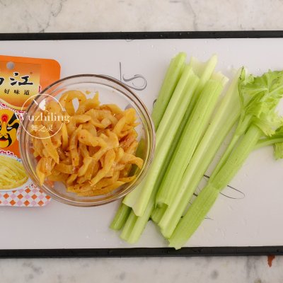 四川萝卜西芹泡菜,萝卜炒西芹家常做法