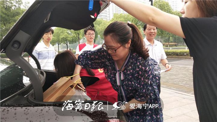 今天，海宁有61个小朋友收到神秘礼物，圆“小小心愿”