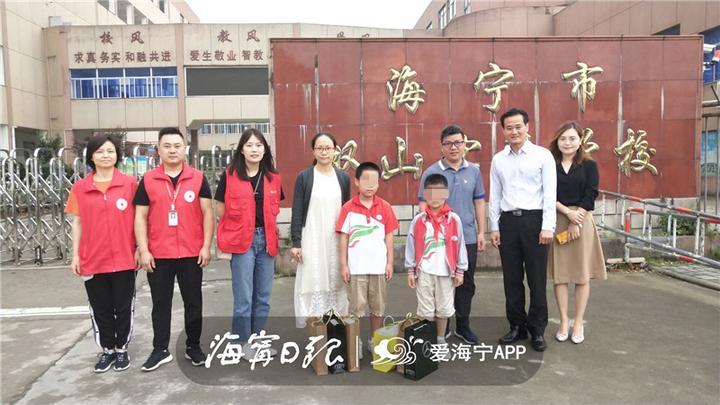 今天，海宁有61个小朋友收到神秘礼物，圆“小小心愿”