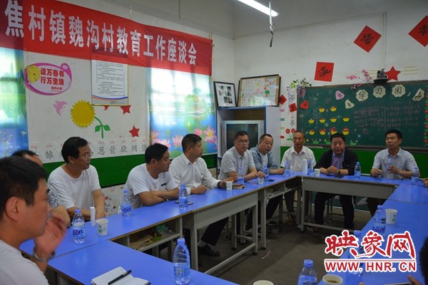 汝州市焦村乡魏沟村小学,爱心企业为留守儿童送礼包