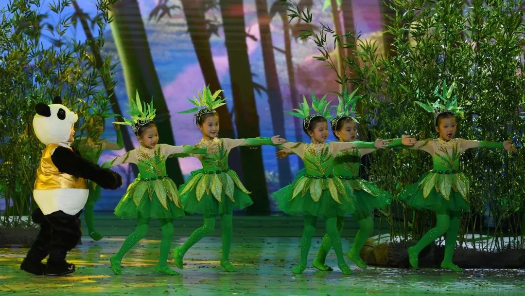 高清大图:“蓝天娃”精彩演绎《同在蓝天下》,向全国小朋友献礼