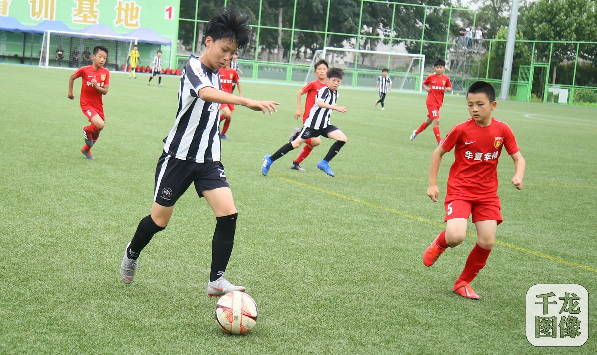 2019中韩足球少年绿茵场上过六一高鑫青训基地切磋球技比高低