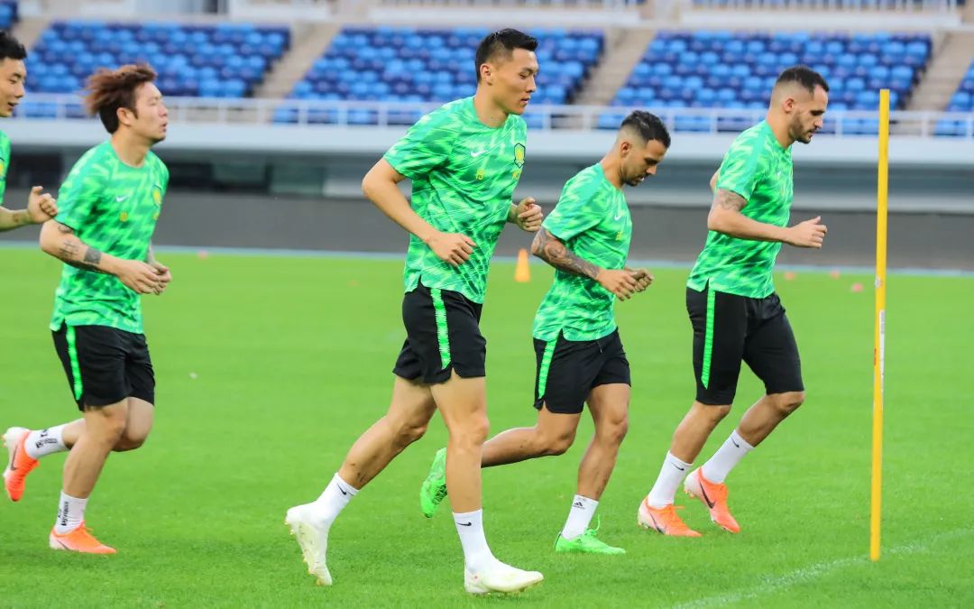 赛前国安热身,施密特比赛