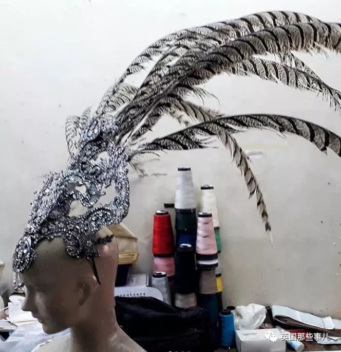 用布料给洋娃娃做衣服,手工高定时装