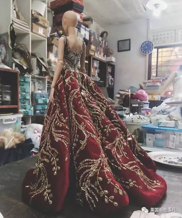 用布料给洋娃娃做衣服,手工高定时装