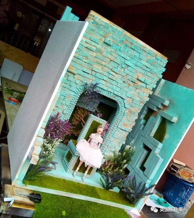 用布料给洋娃娃做衣服,手工高定时装