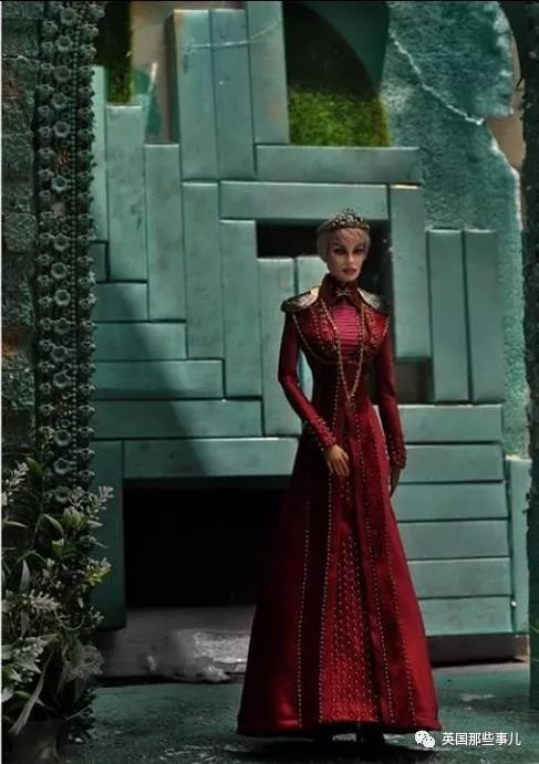 用布料给洋娃娃做衣服,手工高定时装