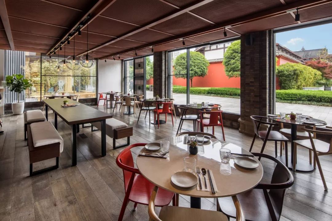 回看五月时髦事宇舶再度携手JINGART