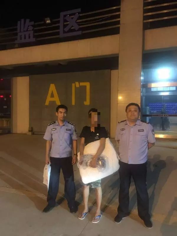 他悄悄靠一靠，你的钱就被刷走了！郑州警方还原全过程