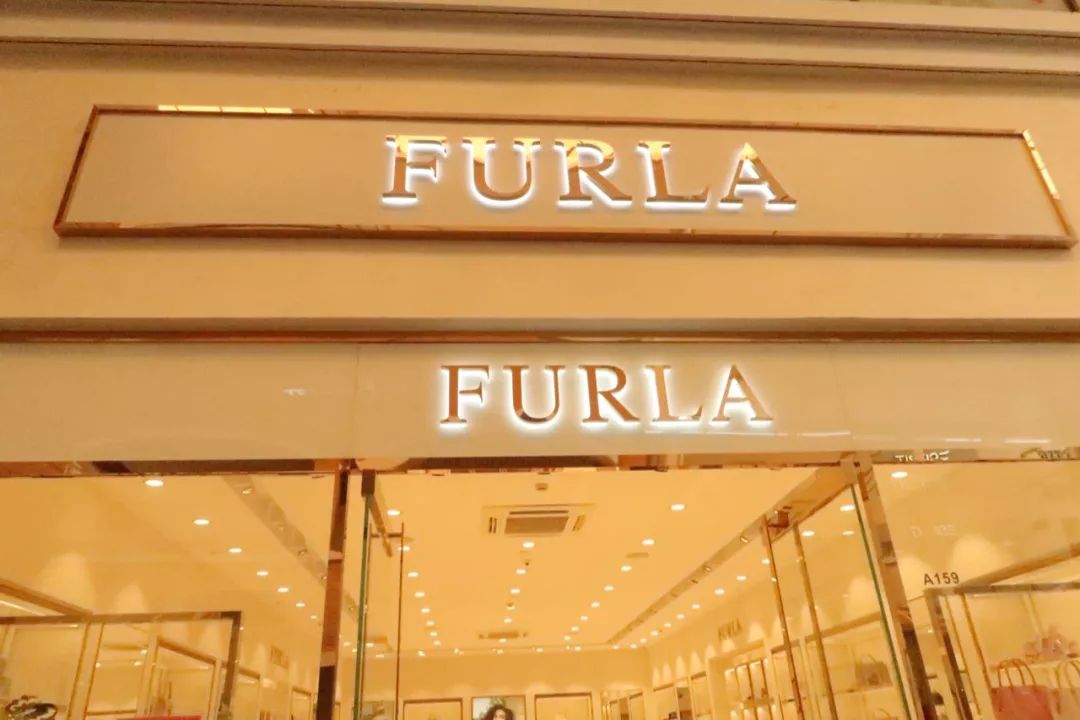 年轻姑娘霸占试衣间2小时，却只挑店里最丑的衣服试穿，还发朋友圈......