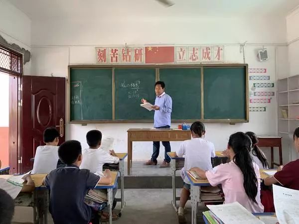 明港镇段湾小学余军：心系教育，守得云开见月明